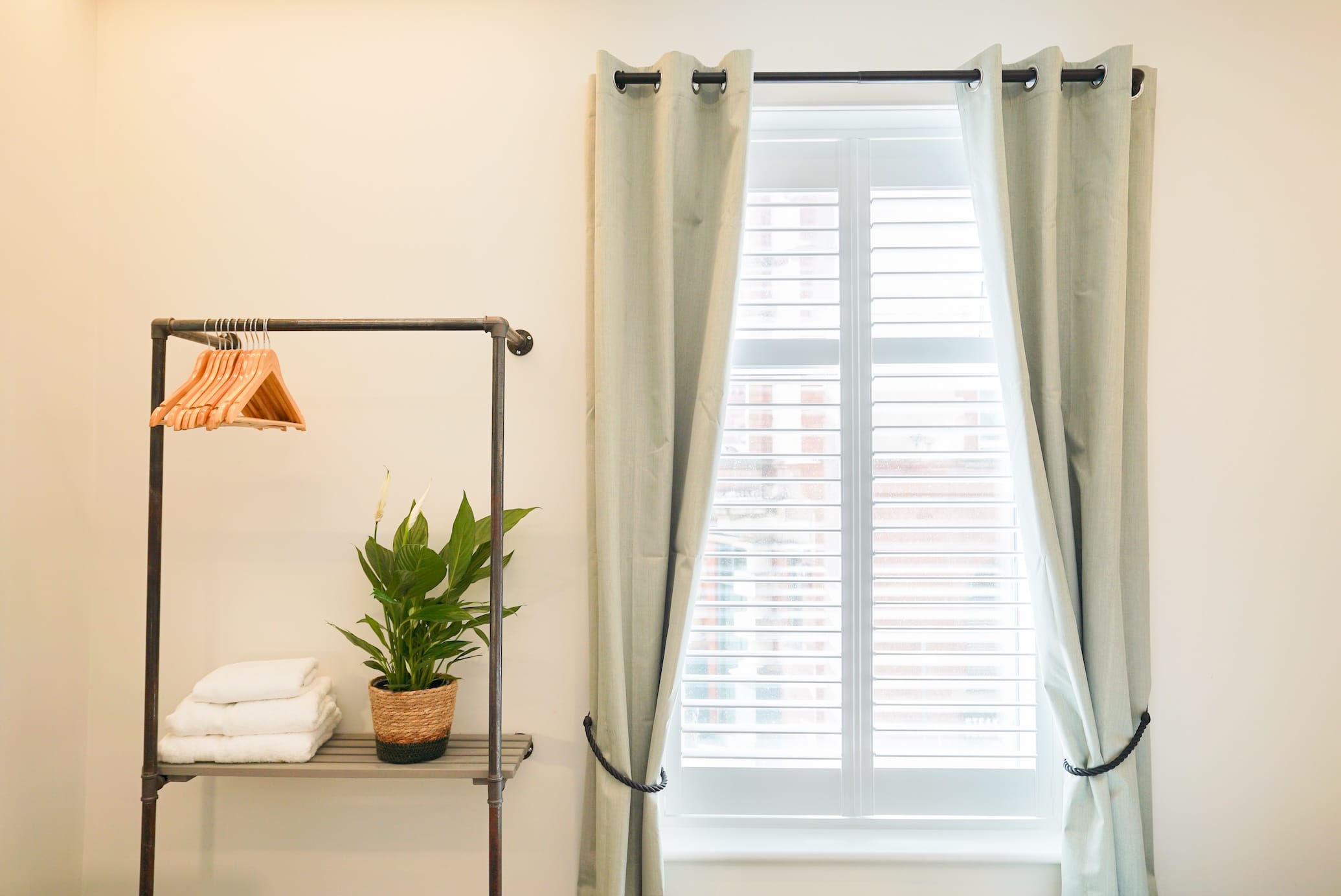 Sgwar Cybi Twin Room Ensuite clothes rails and large window