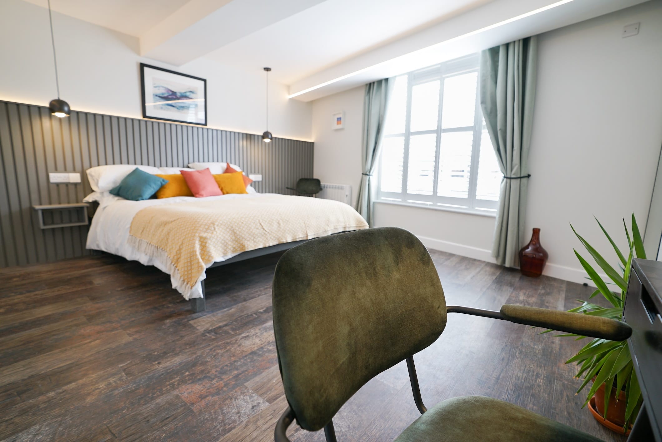 Sgwar Dre Super King Room and olive green chair