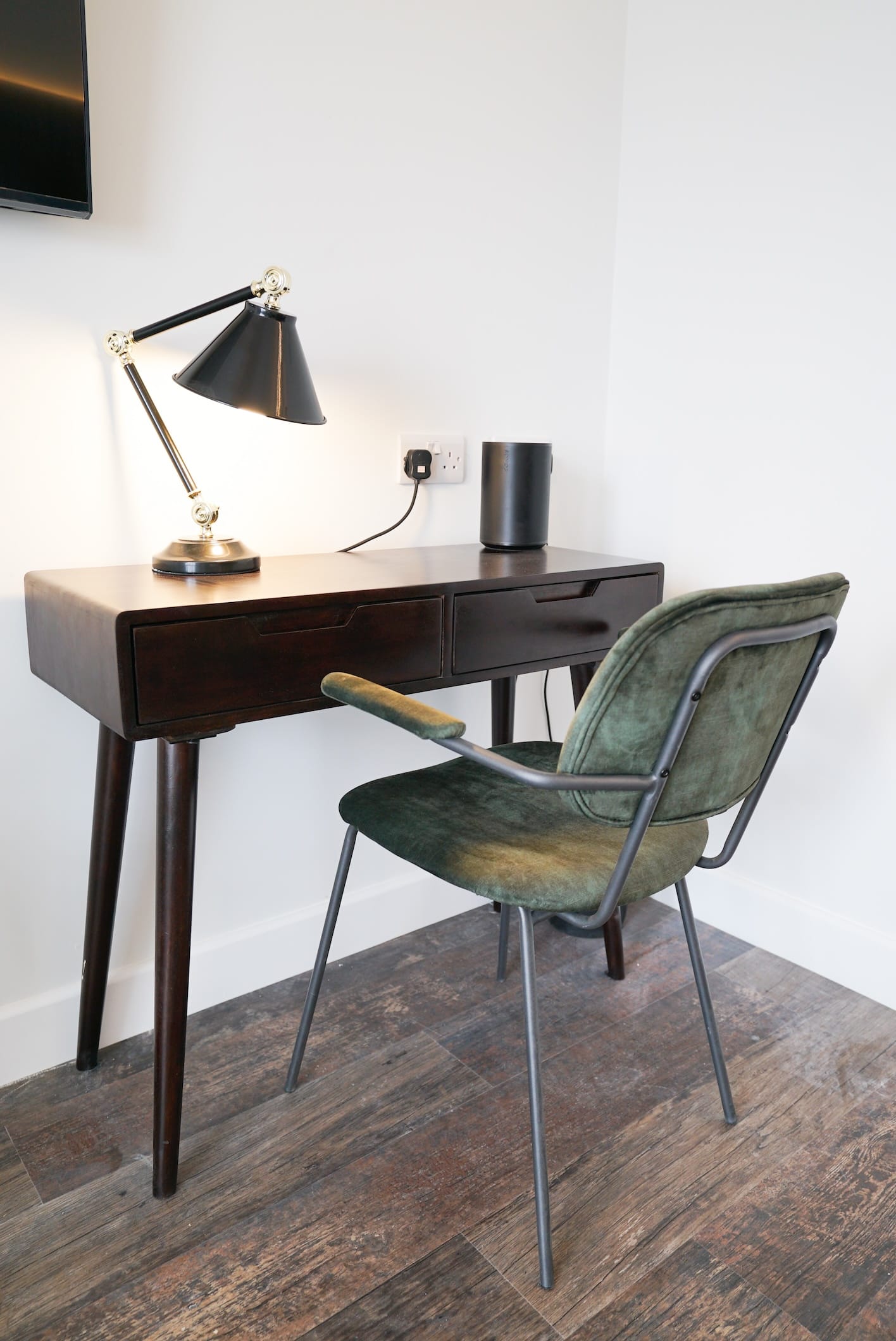 Sgwar Dre desk, chair and lamp