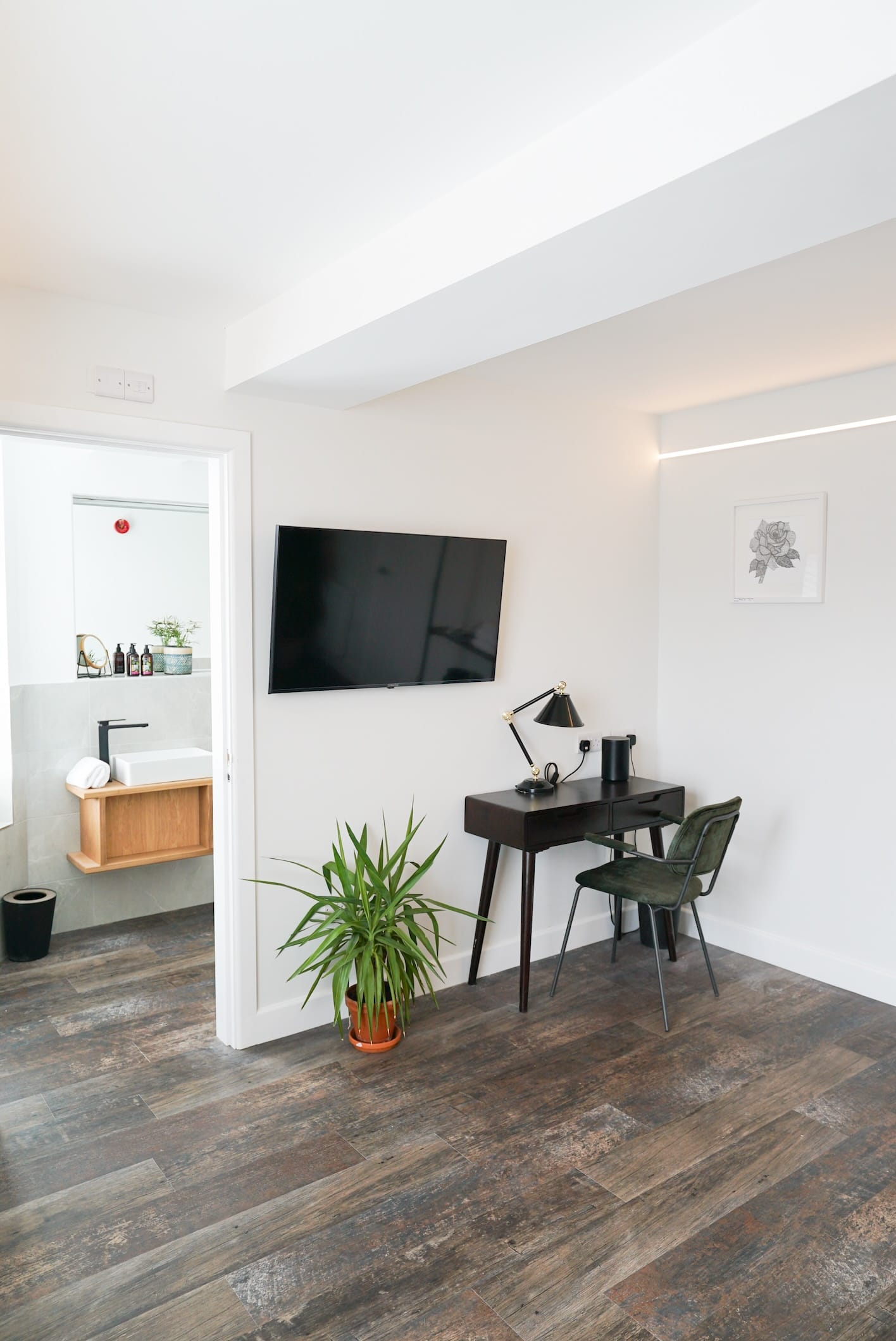 Sgwar Dre Super King Room with desk, chair, tv and bathroom