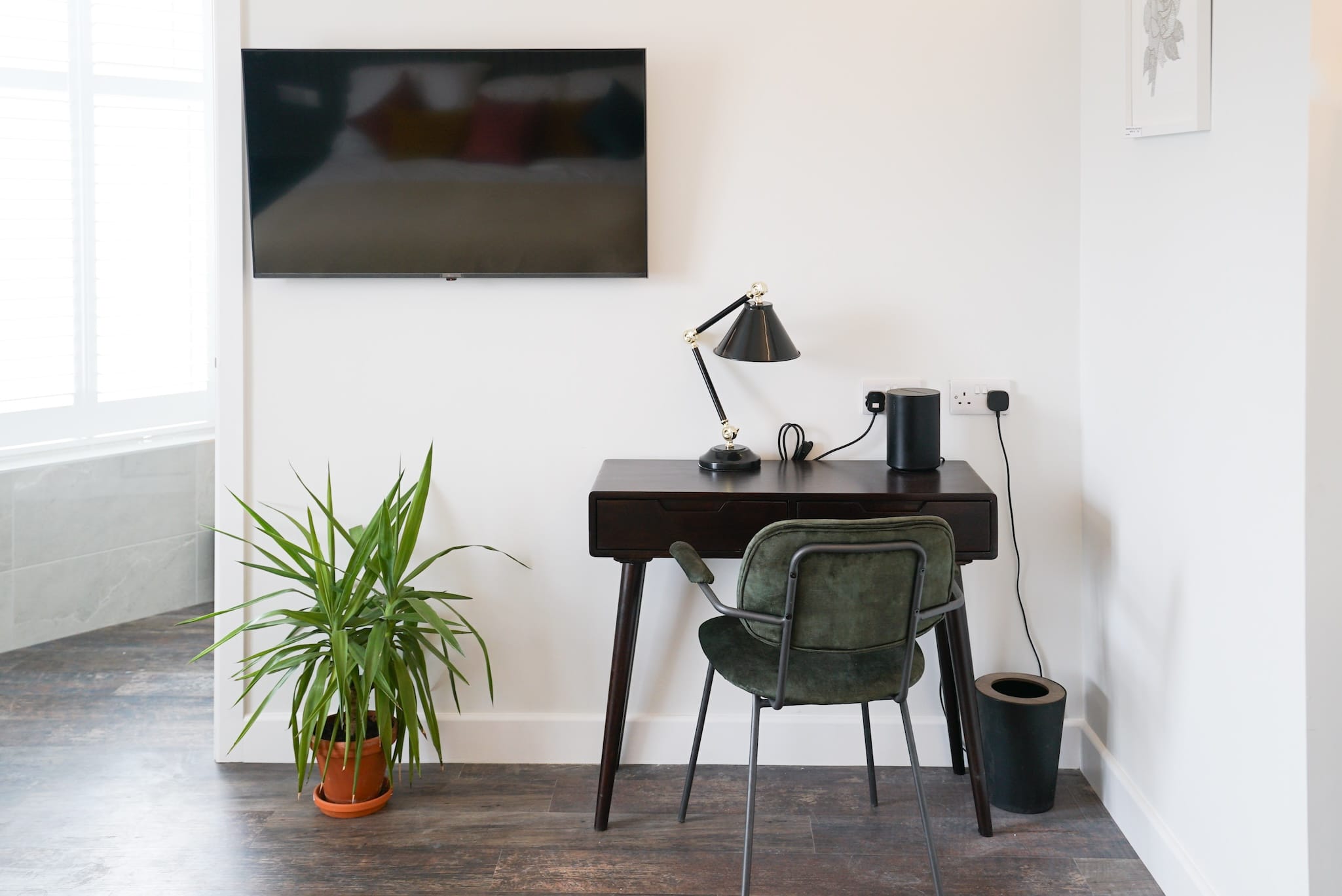 Sgwar Dre Super King Room Desk, chair and tv