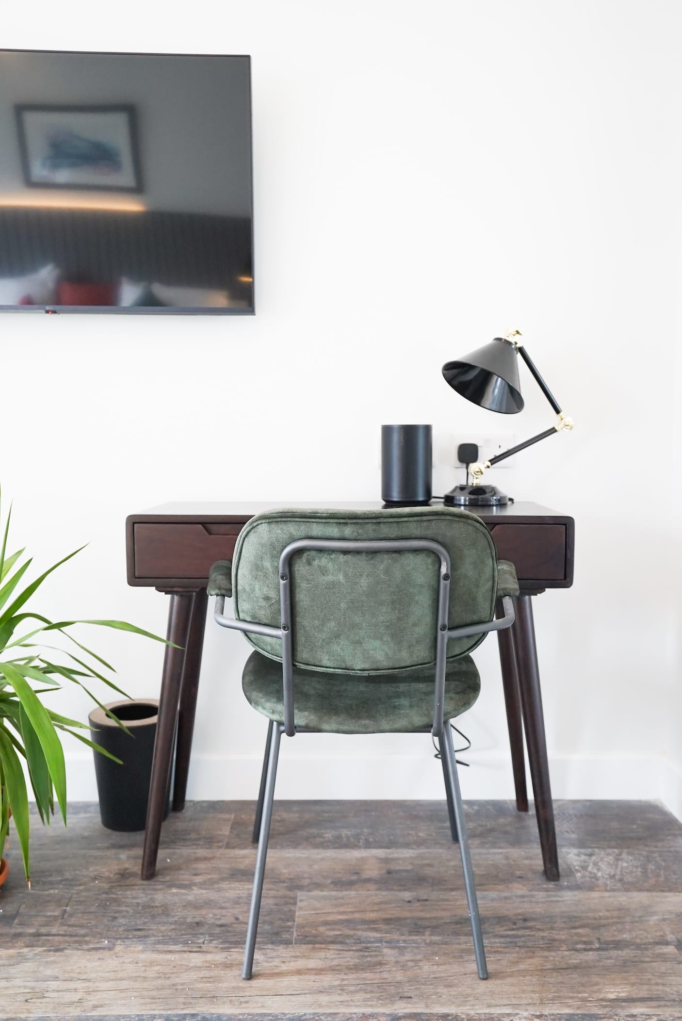 Sgwar Eryri Super King Room Desk and Chair