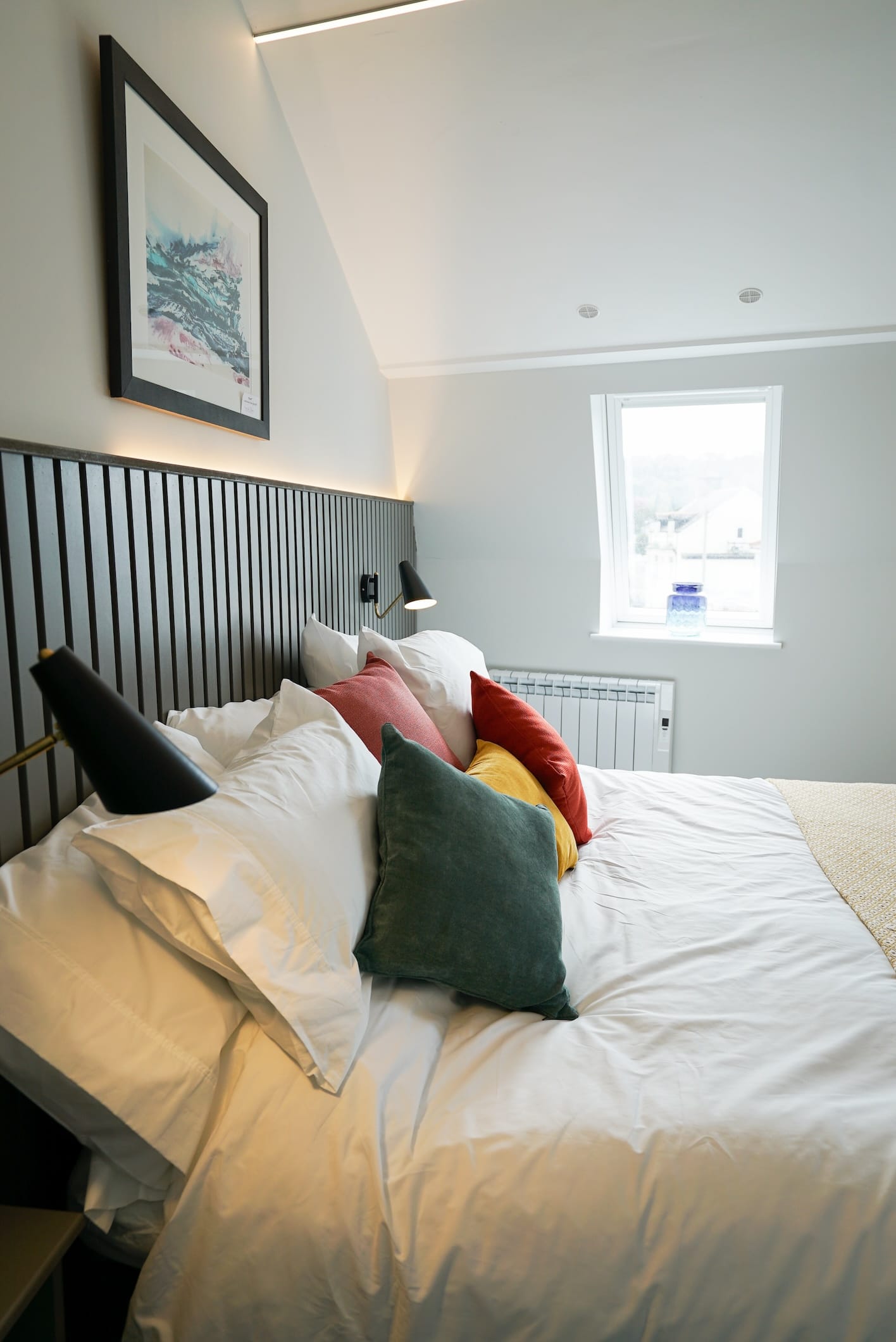 Sgwar Eryri Super King Room Bed and Small Window