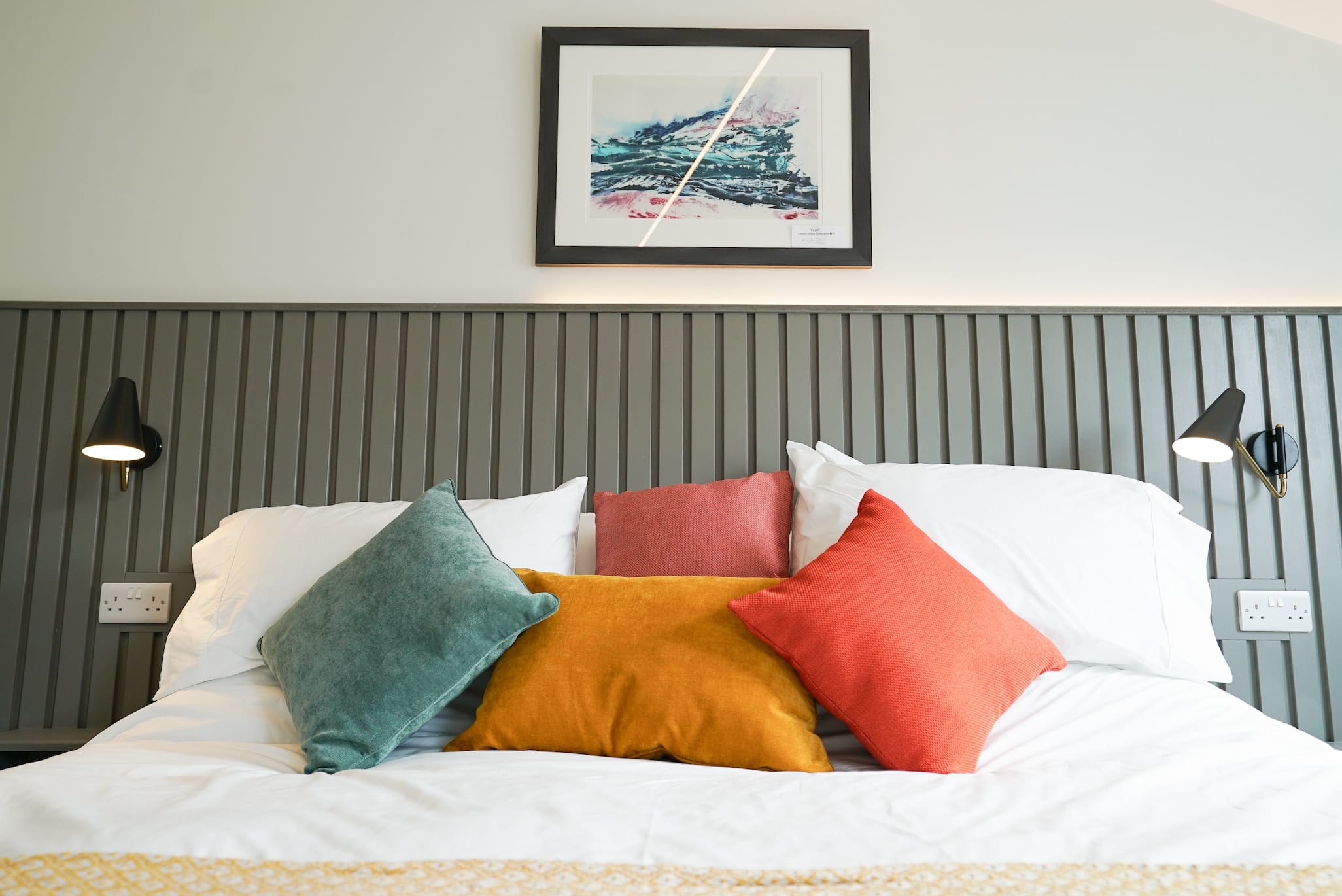 Sgwar Eryri Super King Room bed and cushions