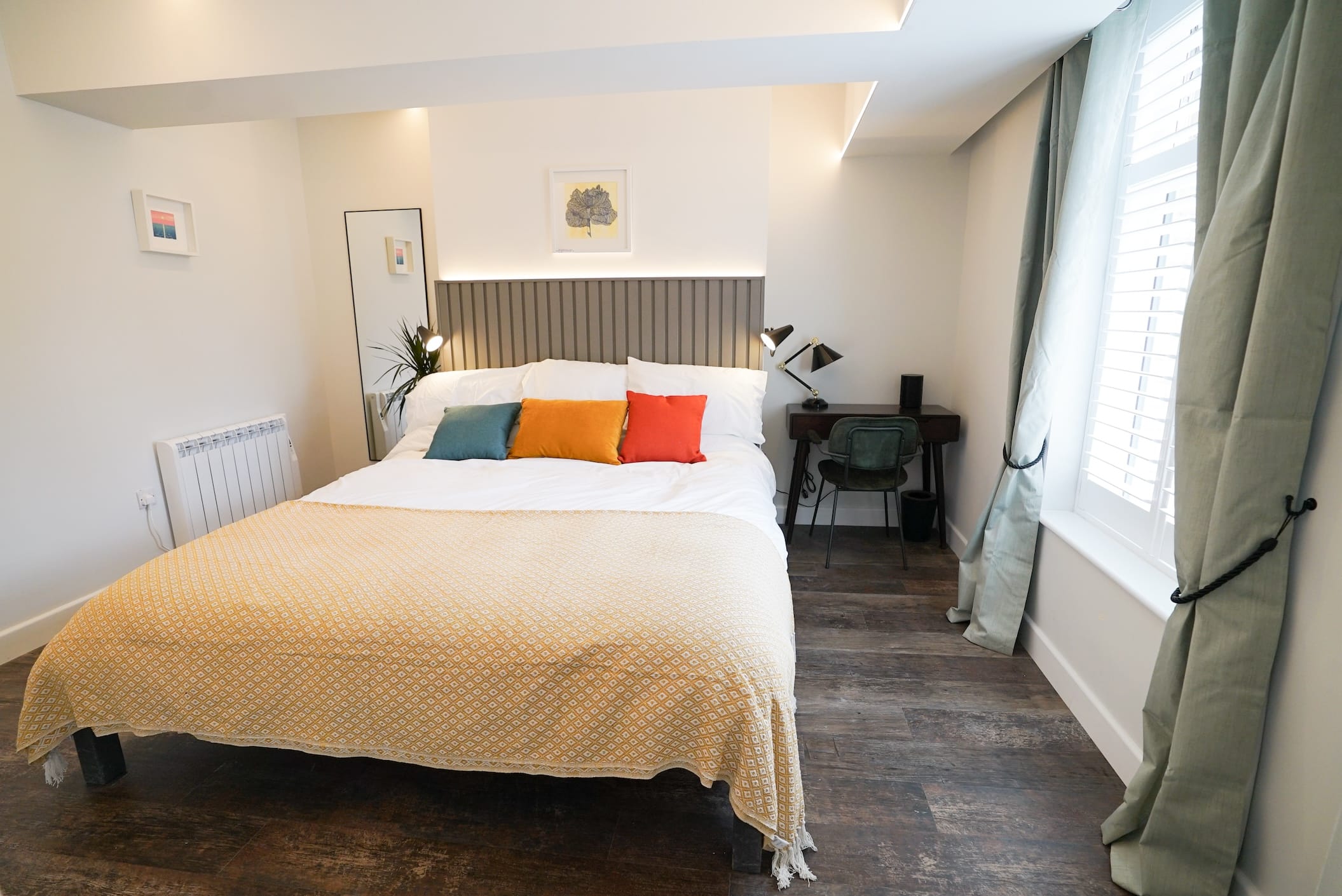 Sgwar Mon Super King Room with desk and chair