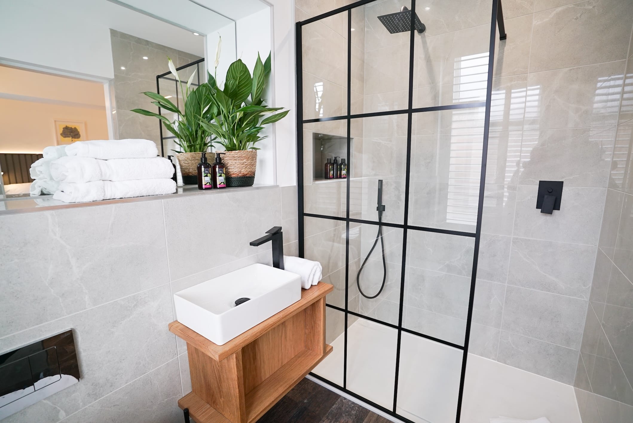 Sgwar Mon Super King Room Bathroom