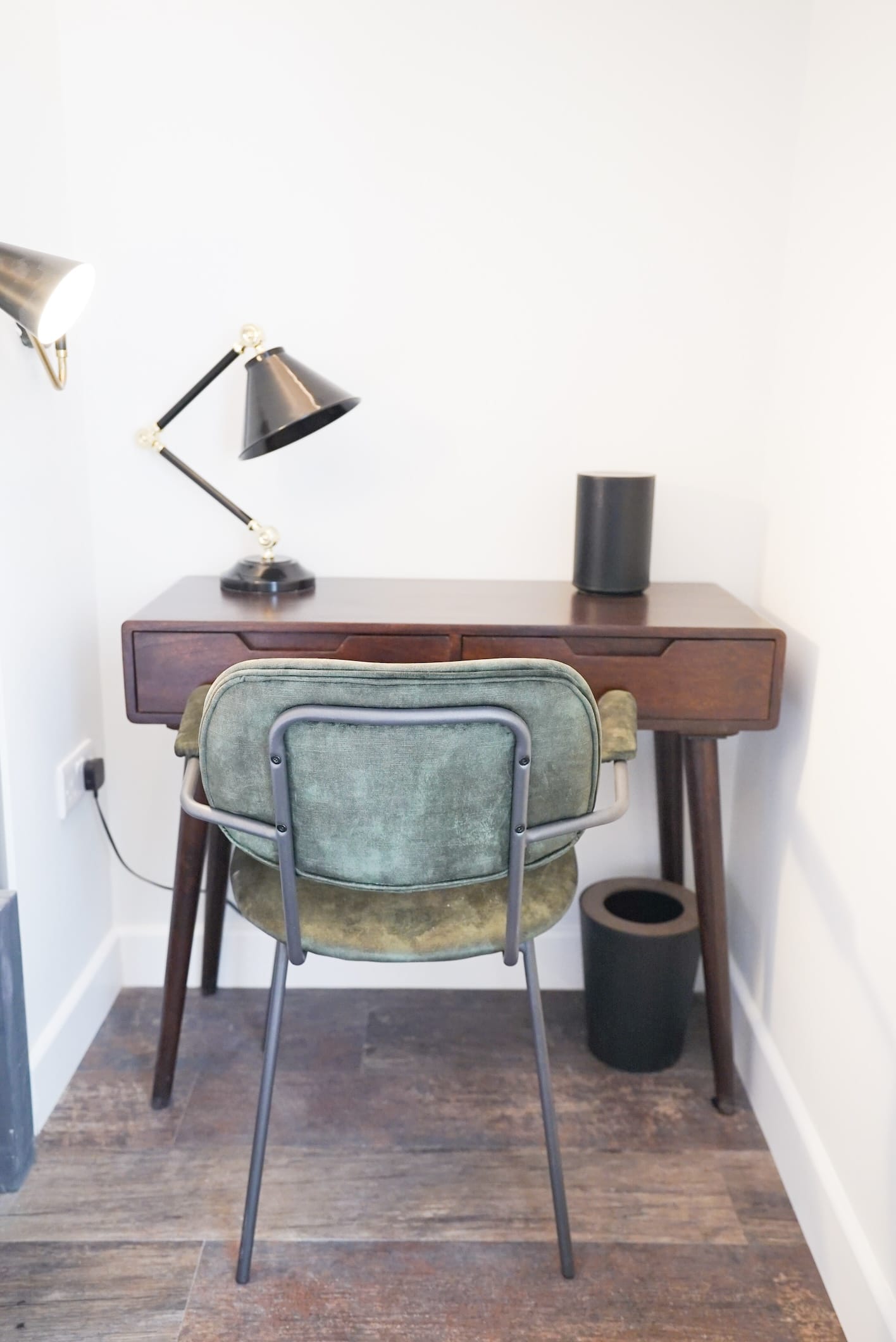 Sgwar Mon Super King Room Desk, chair and lamp